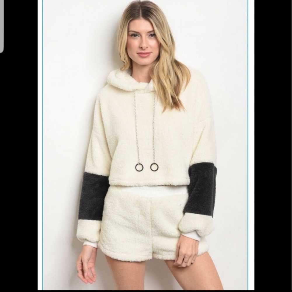 🎉HPx2🎉LAST 1️⃣🎉Hoodie & Matching Short Set - Picture 2 of 8